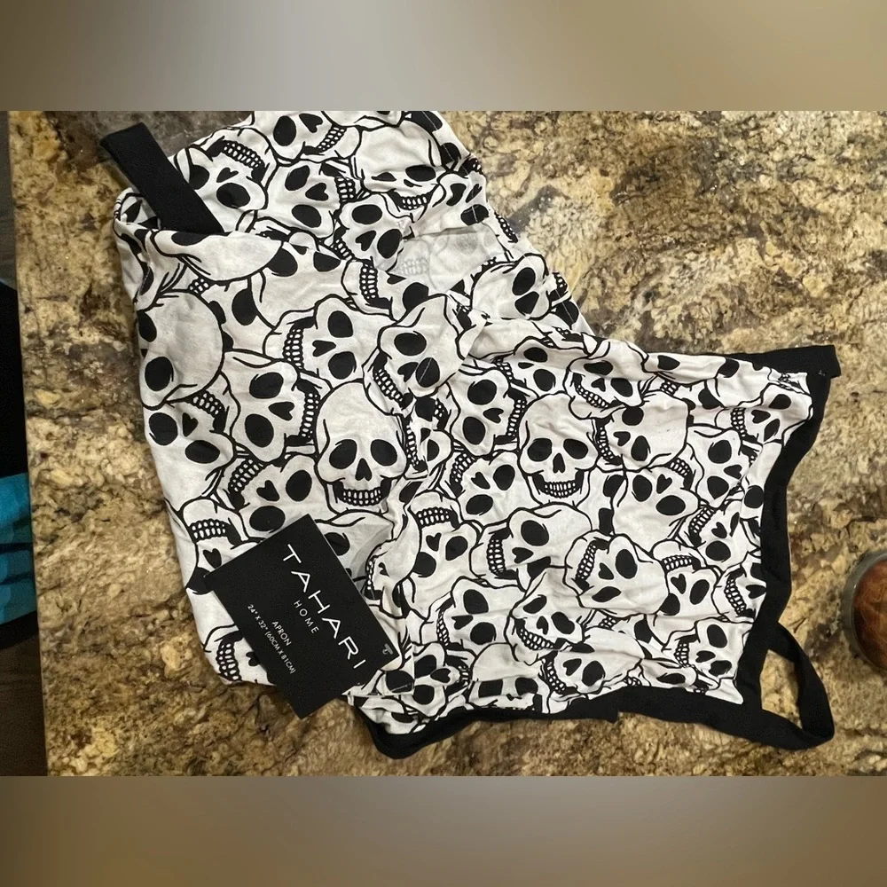 Tahari home skulls kitchen apron - Brand new 24”x32”